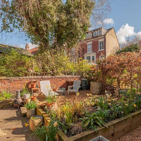 Pass The Keys Wonky Cottage With Amazing Garden Leeds  Eksteriør billede