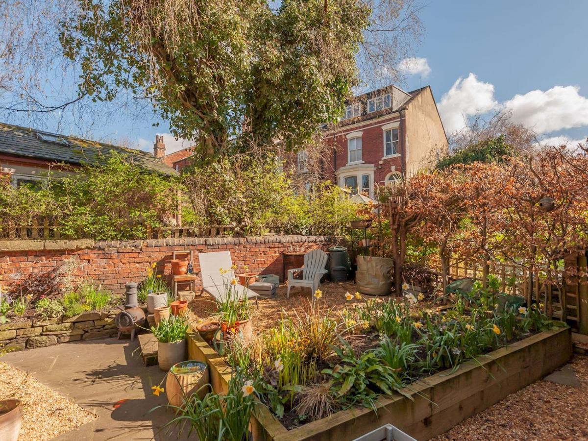 Pass The Keys Wonky Cottage With Amazing Garden Leeds  Eksteriør billede