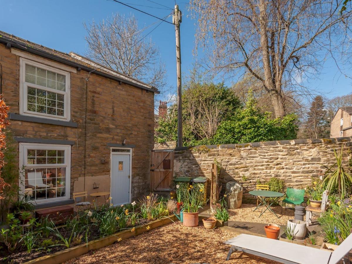 Pass The Keys Wonky Cottage With Amazing Garden Leeds  Eksteriør billede