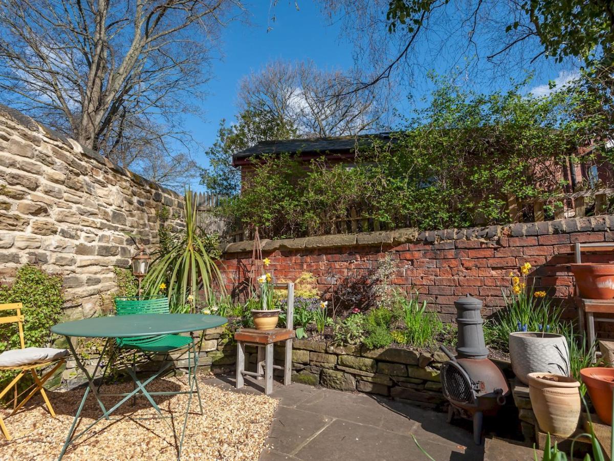 Pass The Keys Wonky Cottage With Amazing Garden Leeds  Eksteriør billede