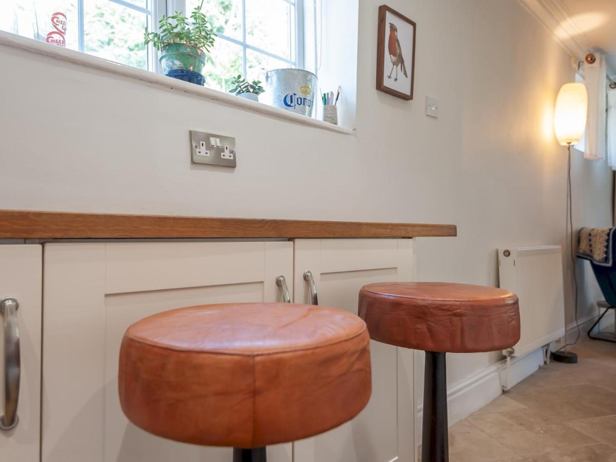 Pass The Keys Wonky Cottage With Amazing Garden Leeds  Eksteriør billede