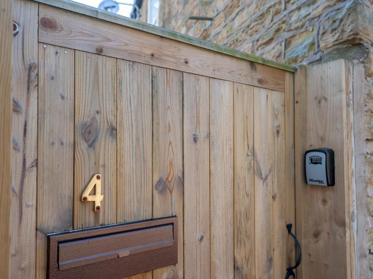 Pass The Keys Wonky Cottage With Amazing Garden Leeds  Eksteriør billede