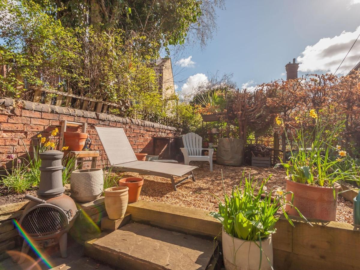 Pass The Keys Wonky Cottage With Amazing Garden Leeds  Eksteriør billede