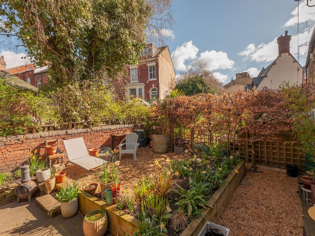 Pass The Keys Wonky Cottage With Amazing Garden Leeds  Eksteriør billede
