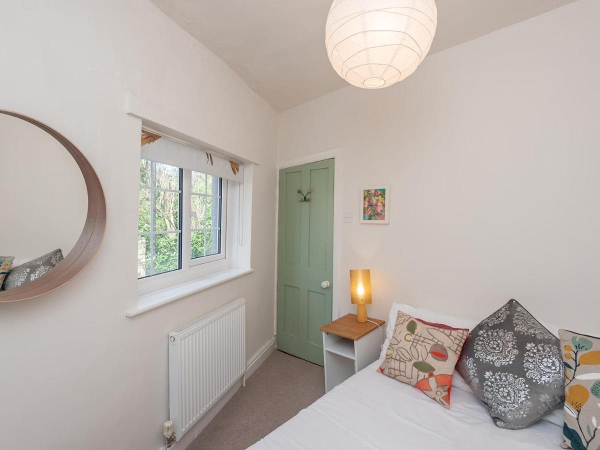 Pass The Keys Wonky Cottage With Amazing Garden Leeds  Eksteriør billede