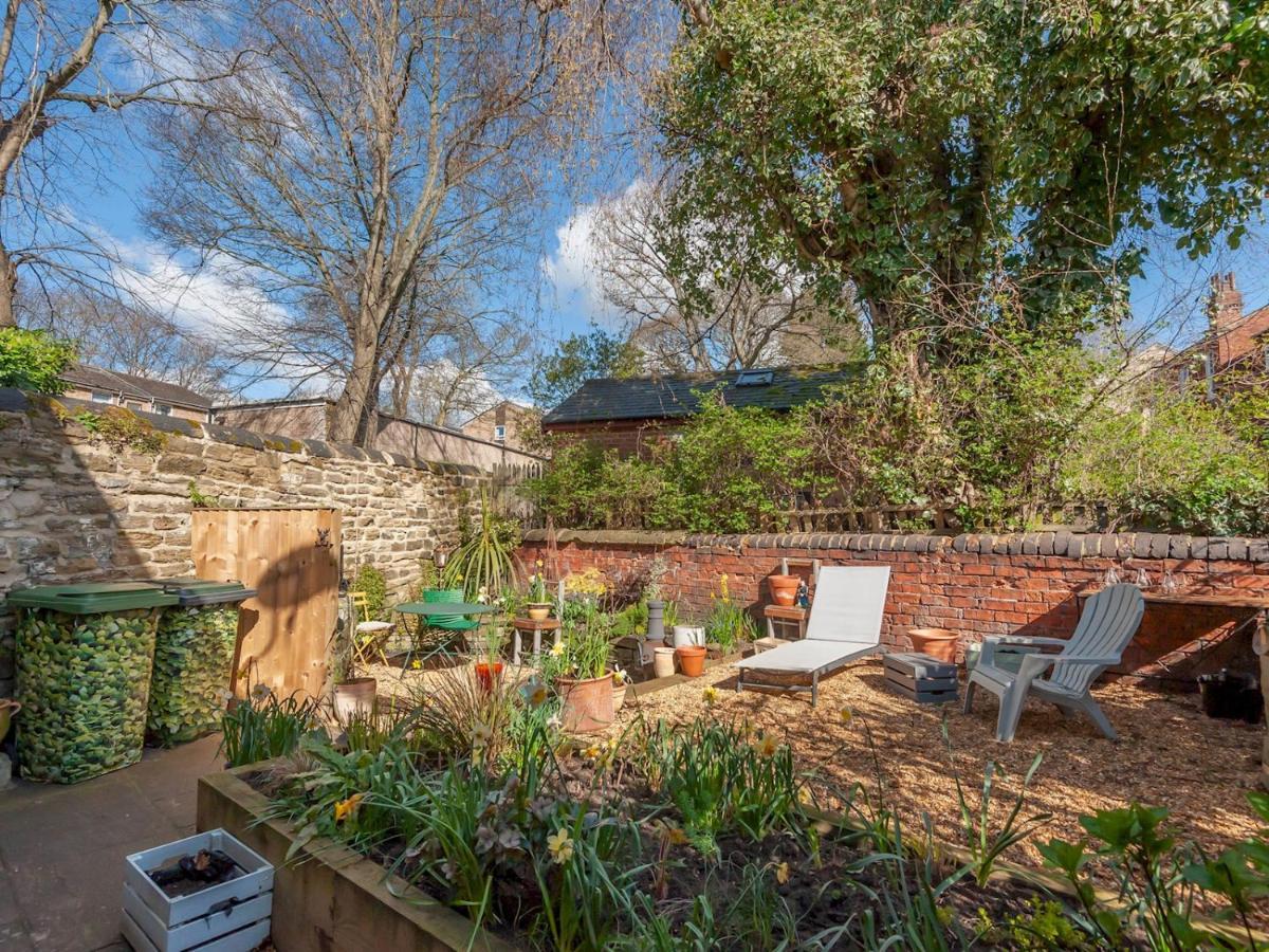 Pass The Keys Wonky Cottage With Amazing Garden Leeds  Eksteriør billede